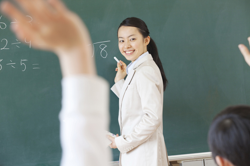 黒板の前で授業をする女性講師